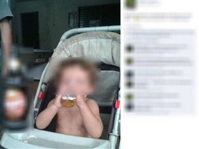 Menino de um ano que aparece em foto bebendo cerveja e publicada numa rede social continua em abrigo provisório de Sarandi